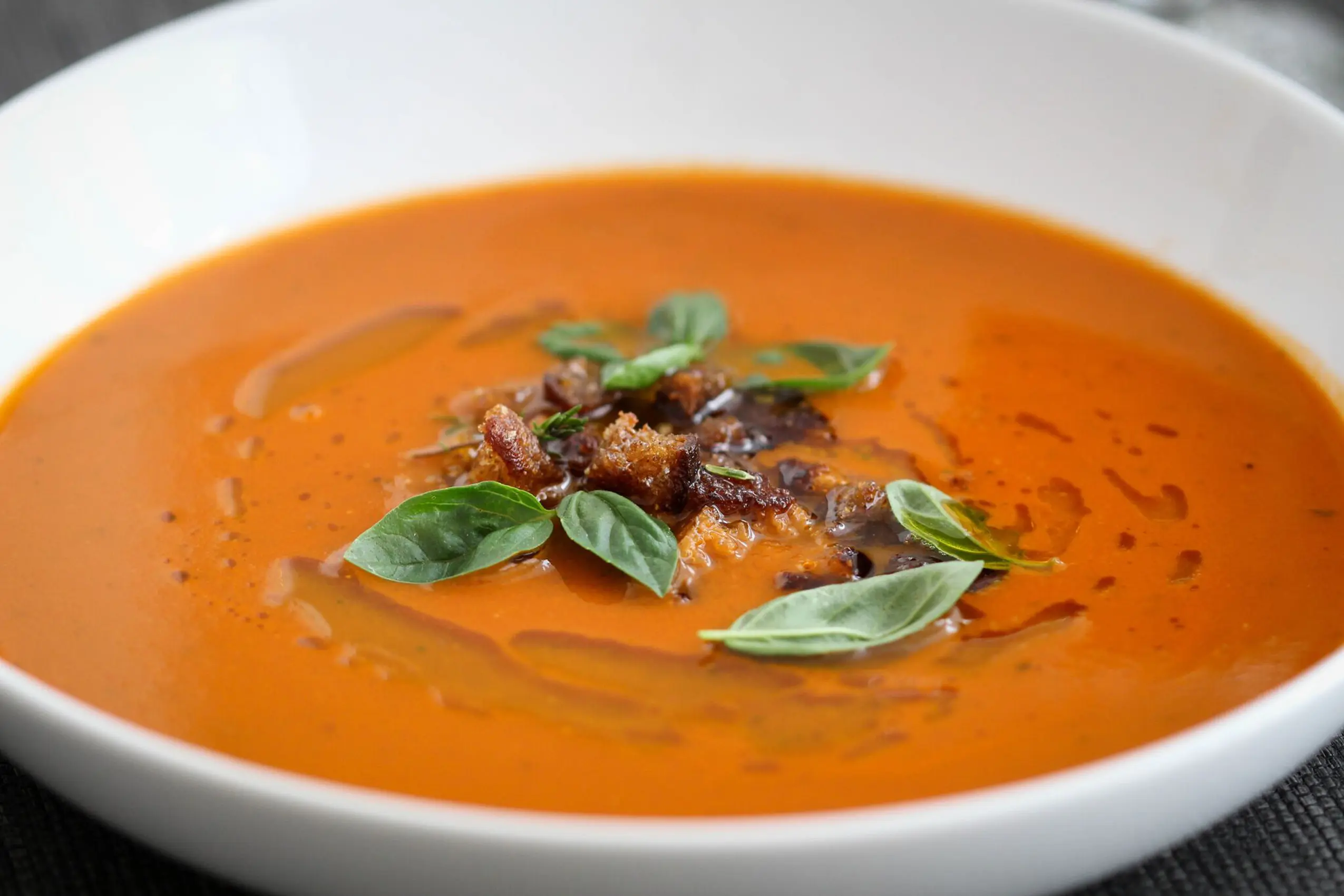 Vegane Tomatensuppe mit Roggen-Thymian-Crustini