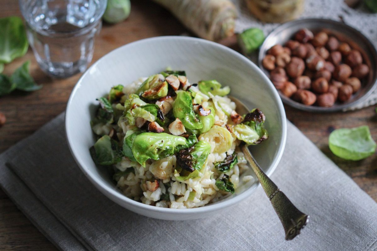 Veganes Rosenkohl-Risotto mit Haselnüssen