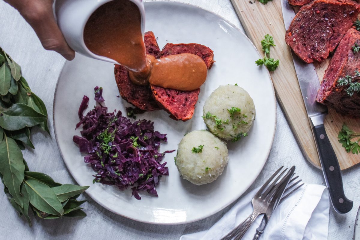 Veganer Weihnachtsbraten mit Rotkraut, Knödeln und veganer Bratensoße