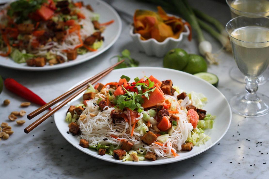 Papaya-Reisnudelsalat mit Erdnüssen und Limettendressing • veggies | vegan