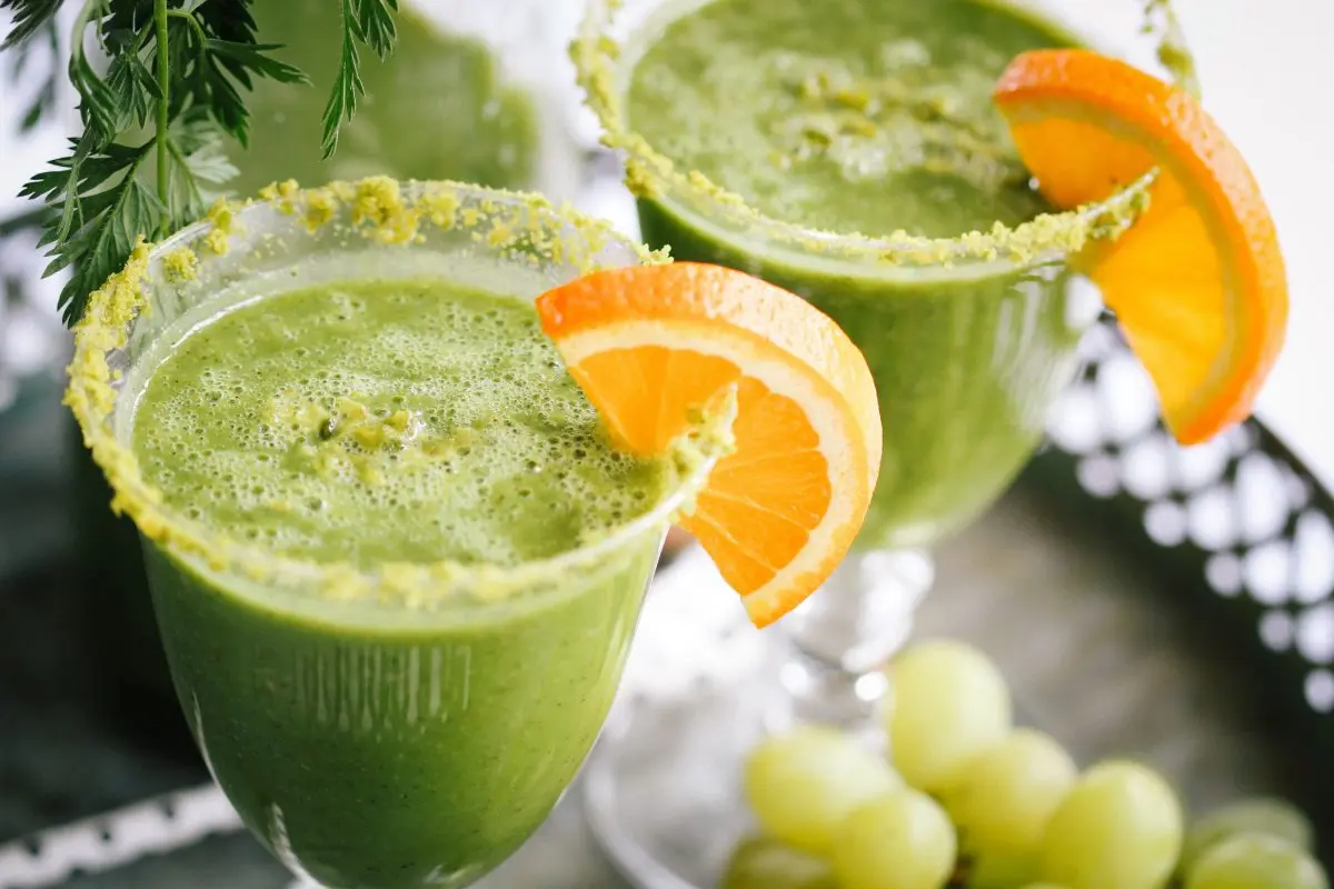 Grüner Smoothie mit Karottengrün zubereitet