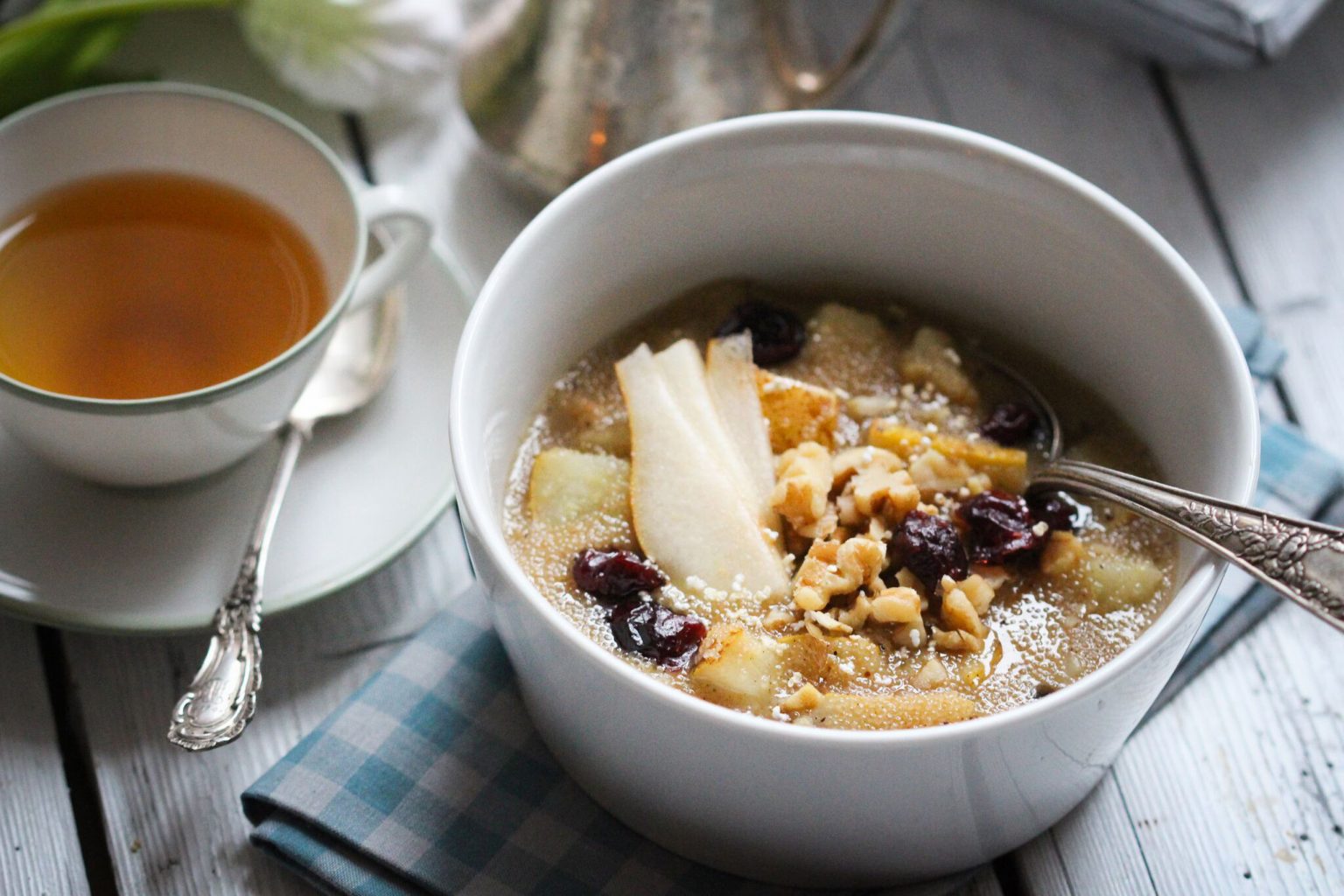 Birnen-Amaranth Porridge mit Walnüssen &amp; Cranberries • veggies | vegan