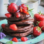 Schoko-Pancakes mit Erdbeeren