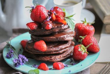 Schoko-Pancakes mit Erdbeeren