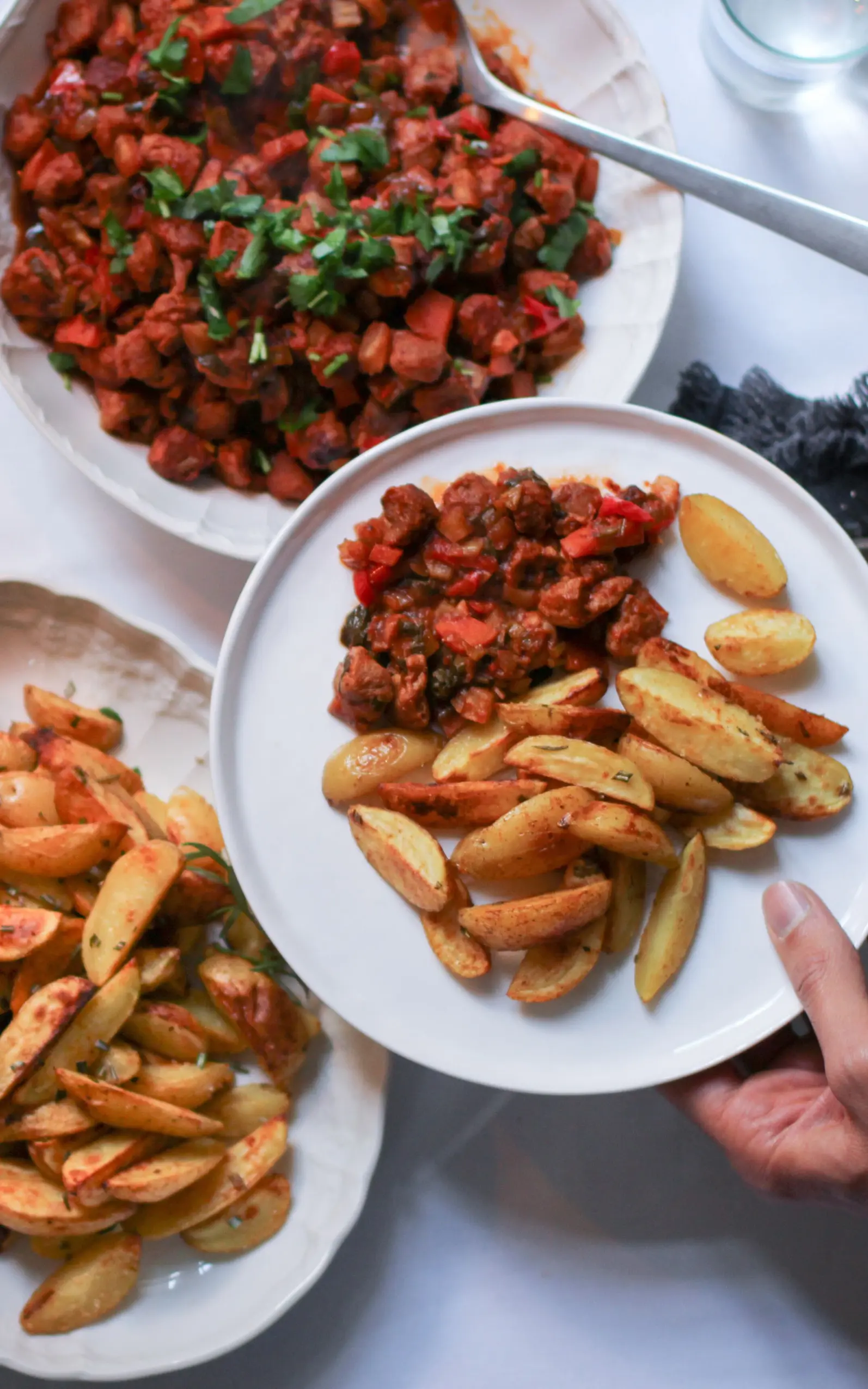 Veganes Schmorgulasch mit Kartoffel-Wedges