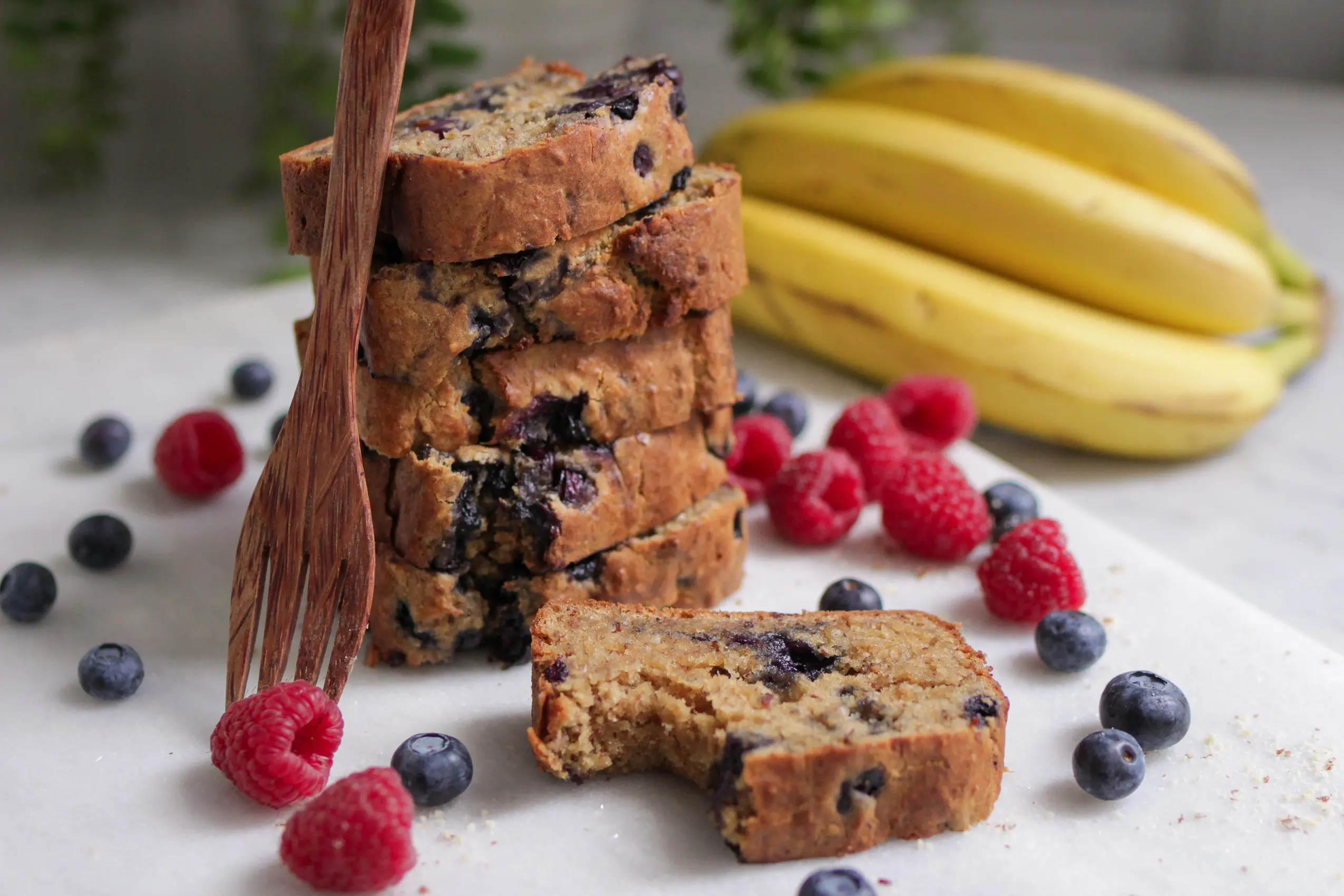 Veganes Bananenbrot mit Blaubeeren
