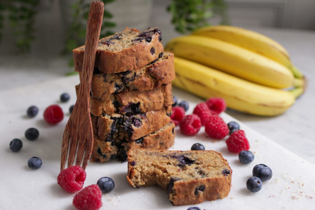 Veganes Bananenbrot mit Blaubeeren