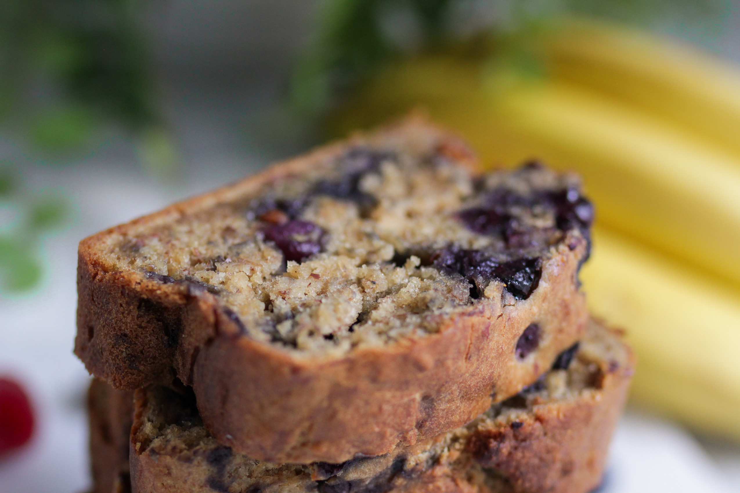 Veganes Bananenbrot mit Blaubeeren