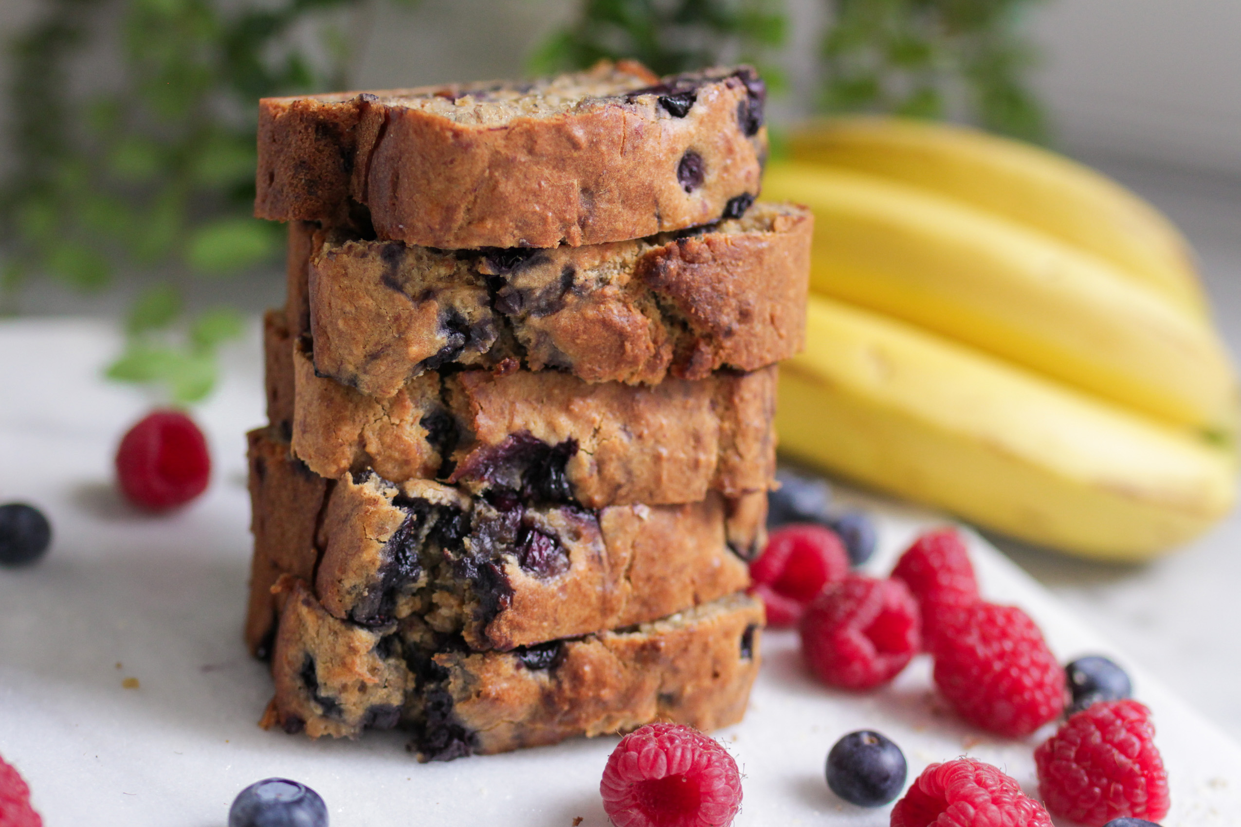 Veganes Bananenbrot mit Blaubeeren