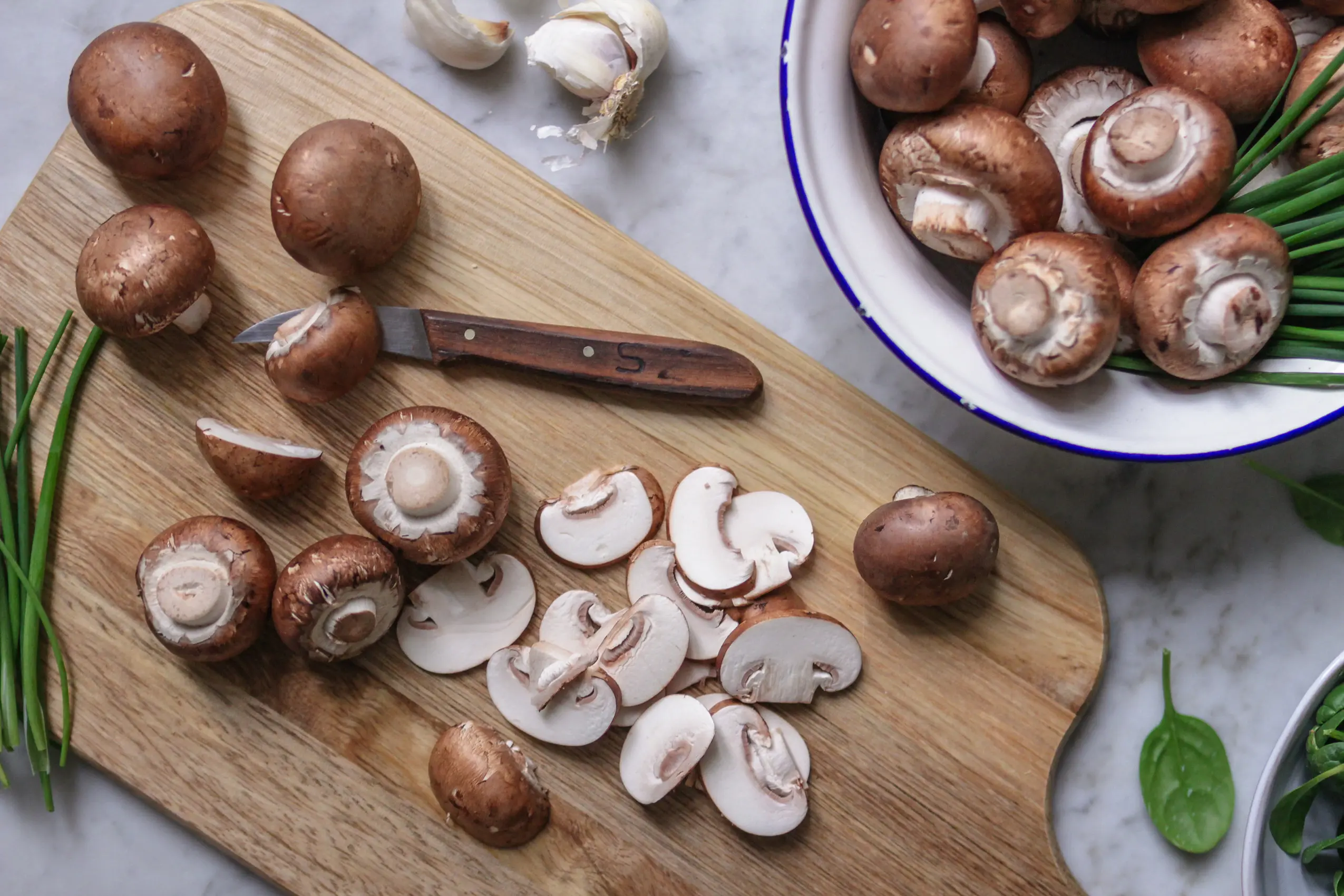 Steinchampignons aufschneiden