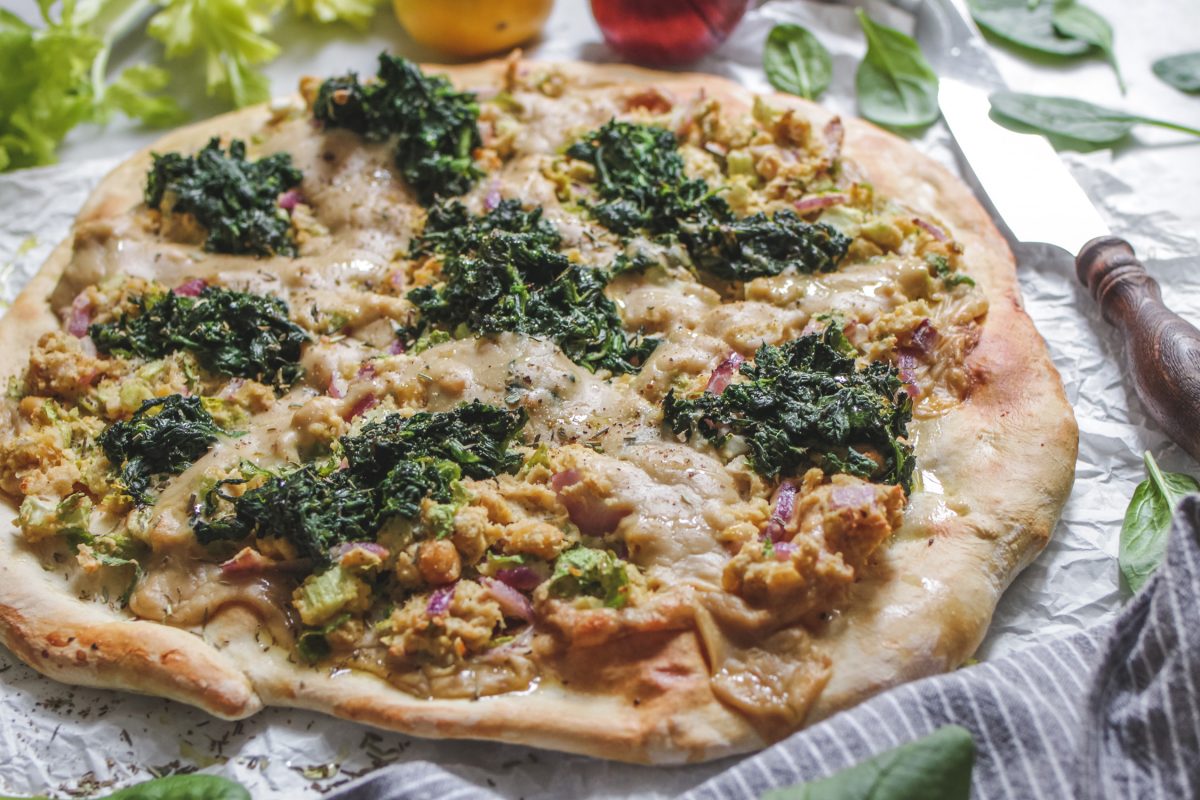 Vegane Thunfischpizza mit Spinat