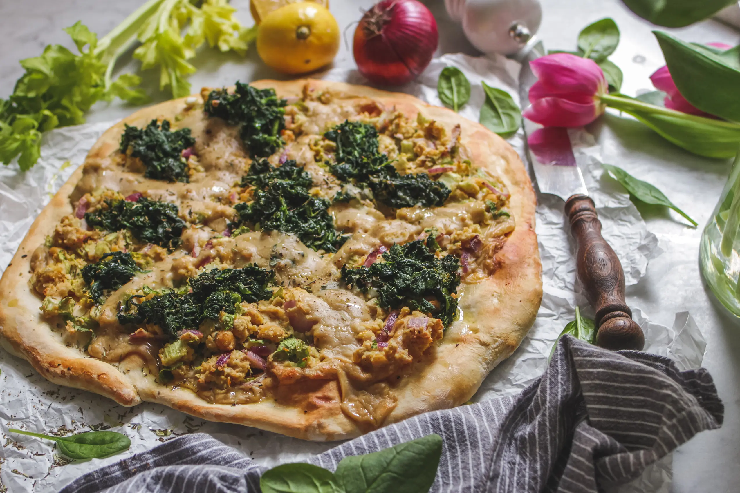 Vegane Thunfischpizza mit Spinat