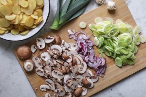 Veganes Kartoffelgratin mit Champignons und lauch vorbereiten