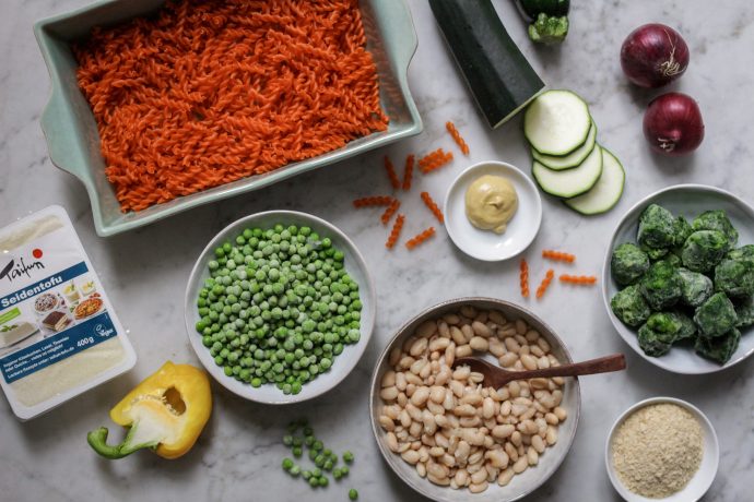 Cremiger veganer Nudelauflauf mit Erbsen und Spinat • veggies | vegan