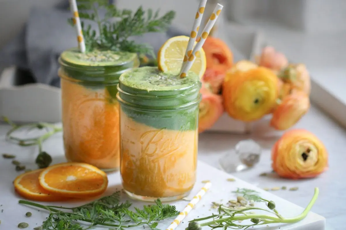 Karotten-Orangen-Smoothie mit Blattgrün - from Root to Leave