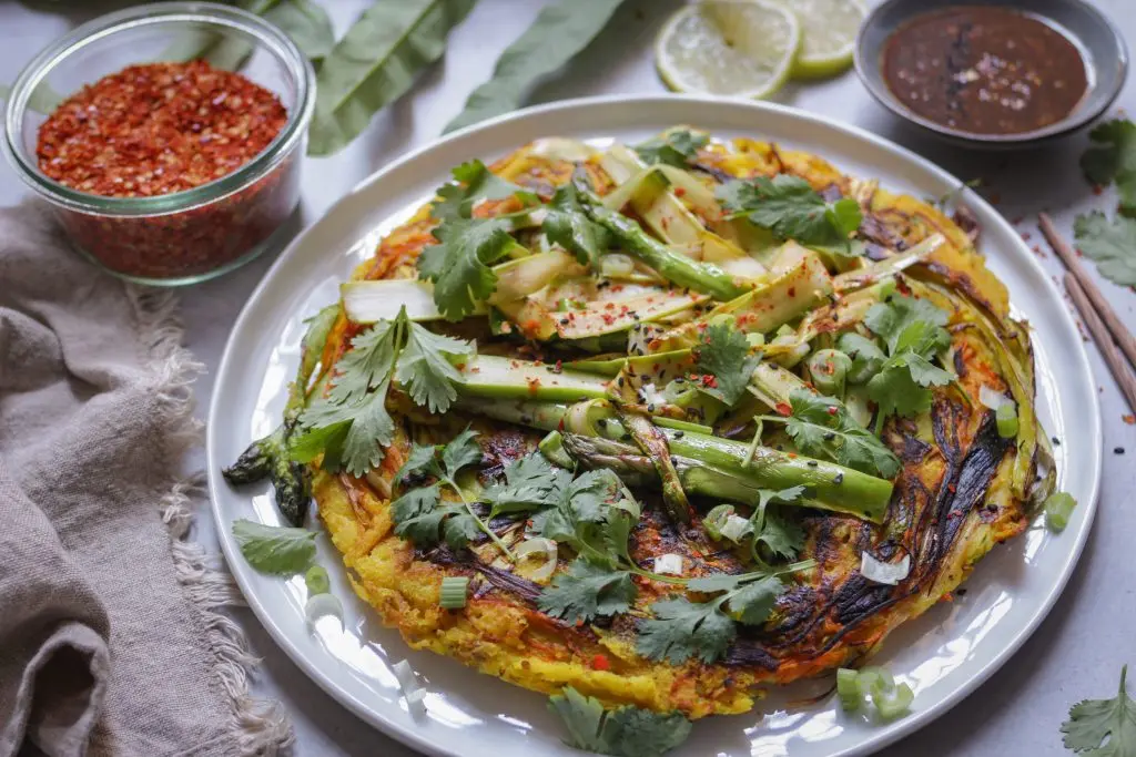 Báhn Xèo mit Spargel. Vietnamesischer Pfannkuchen mit Spargel vegan.