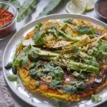 Báhn Xèo mit Spargel. Vietnamesischer Pfannkuchen mit Spargel vegan.