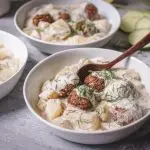 Vegane Schmorgurke mit Linsenbällchen