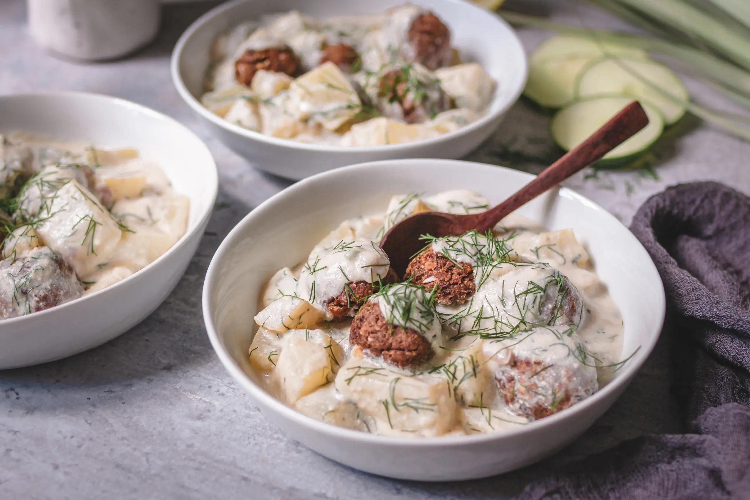 Vegane Schmorgurke mit Linsenbällchen