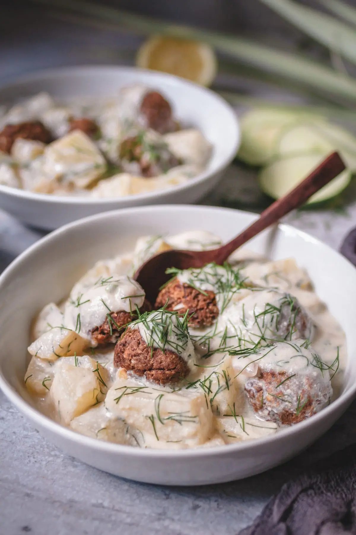 Vegane Schmorgurke mit Linsenbällchen