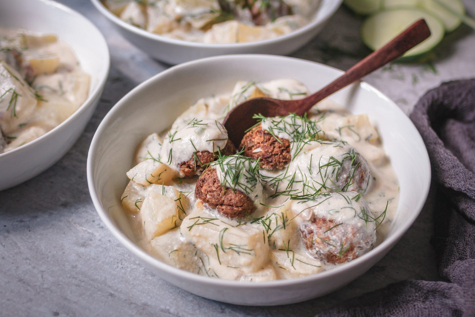 Vegane Schmorgurke mit Linsenbällchen