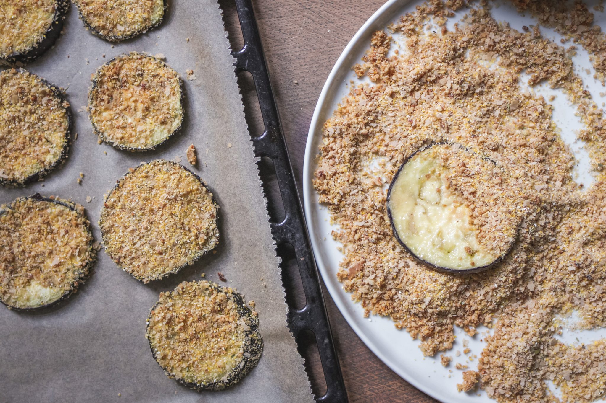 Panierte Ofen-Auberginen mit Tomatensoße • veggies | vegan