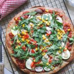 Quinoa-Pizzaboden aus nur 2 Zutaten - schnelle glutenfreie, vegane Pizza
