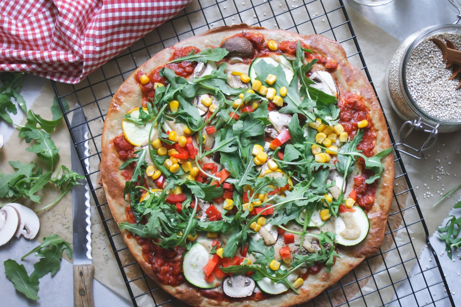 Quinoa-Pizza (Pizzaboden glutenfrei mit nur 2 Zutaten) • veggies | vegan