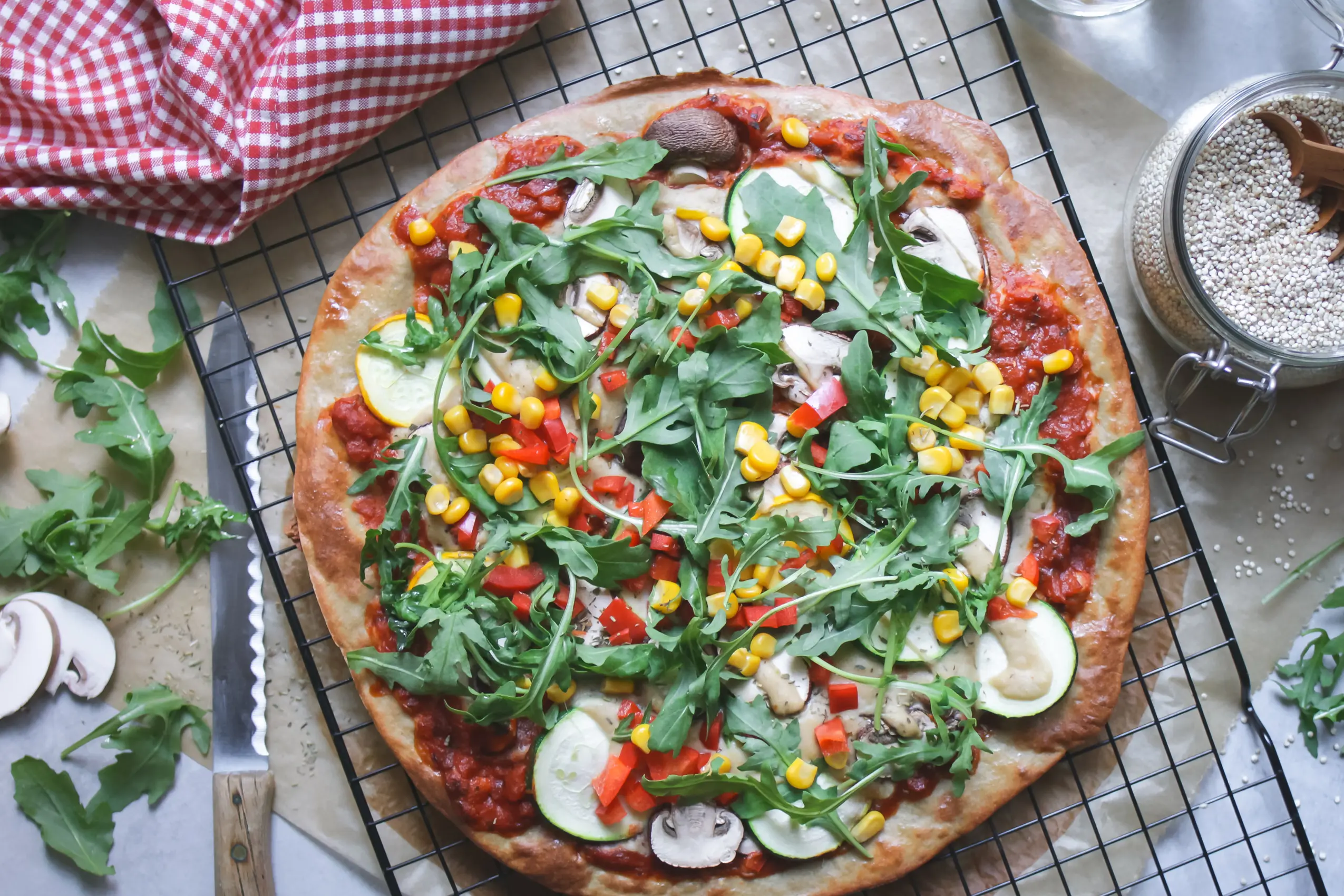 Quinoa-Pizzaboden aus nur 2 Zutaten - schnelle glutenfreie, vegane Pizza