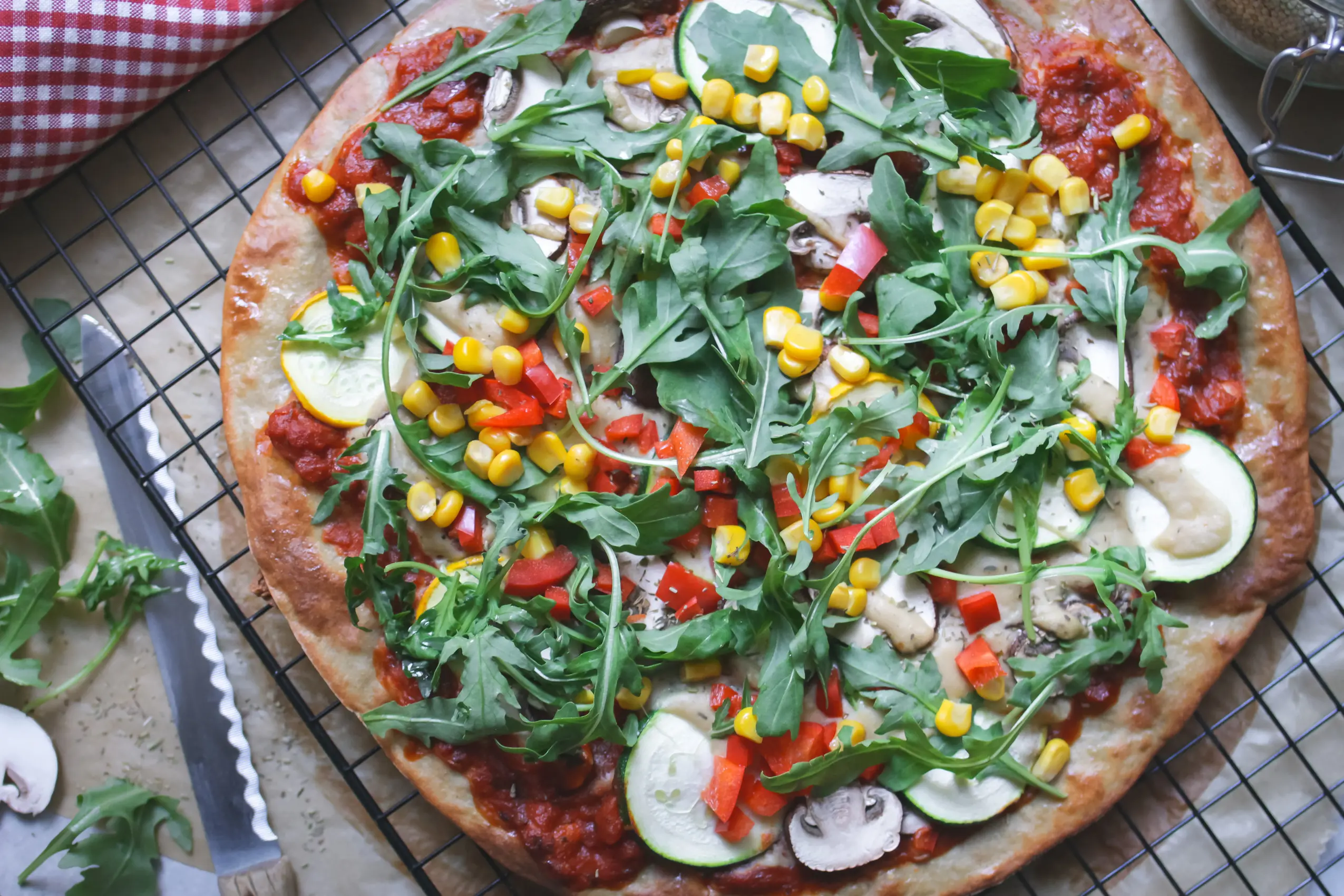 Quinoa-Pizzaboden aus nur 2 Zutaten - schnelle glutenfreie, vegane Pizza