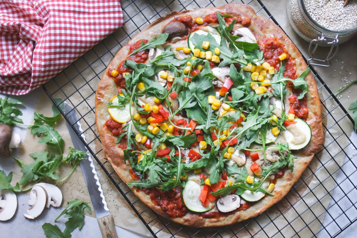Proteinreiche Quinoa-Pizza aus nur 2 Zutaten, vegan & glutenfrei