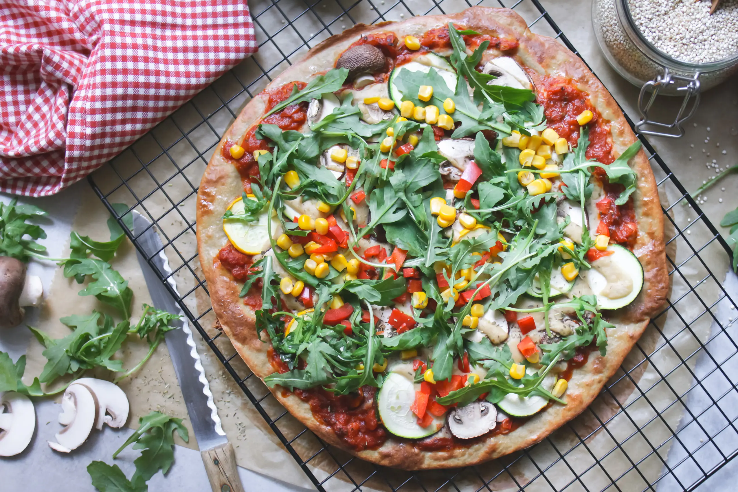 Proteinreiche Quinoa-Pizza aus nur 2 Zutaten, vegan & glutenfrei