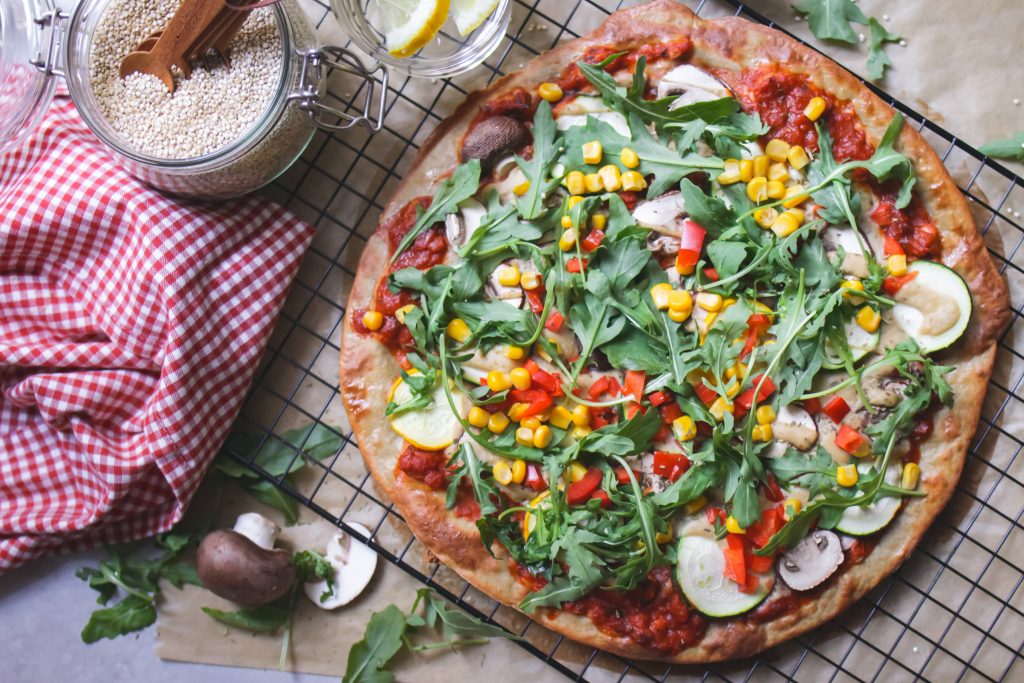 Proteinreiche Quinoa-Pizza aus nur 2 Zutaten, vegan & glutenfrei