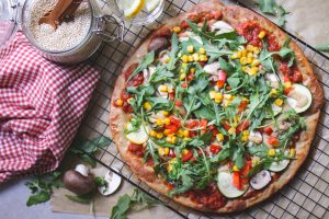 Proteinreiche Quinoa-Pizza aus nur 2 Zutaten, vegan & glutenfrei