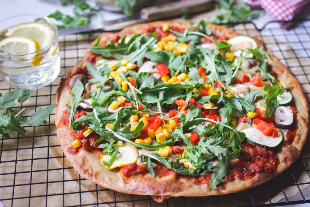 Quinoa-Pizzaboden aus nur 2 Zutaten - schnelle glutenfreie, vegane Pizza
