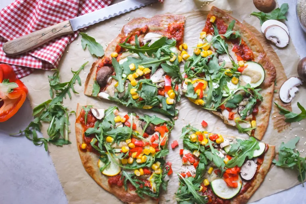 Quinoa-Pizzaboden aus nur 2 Zutaten - schnelle glutenfreie, vegane Pizza