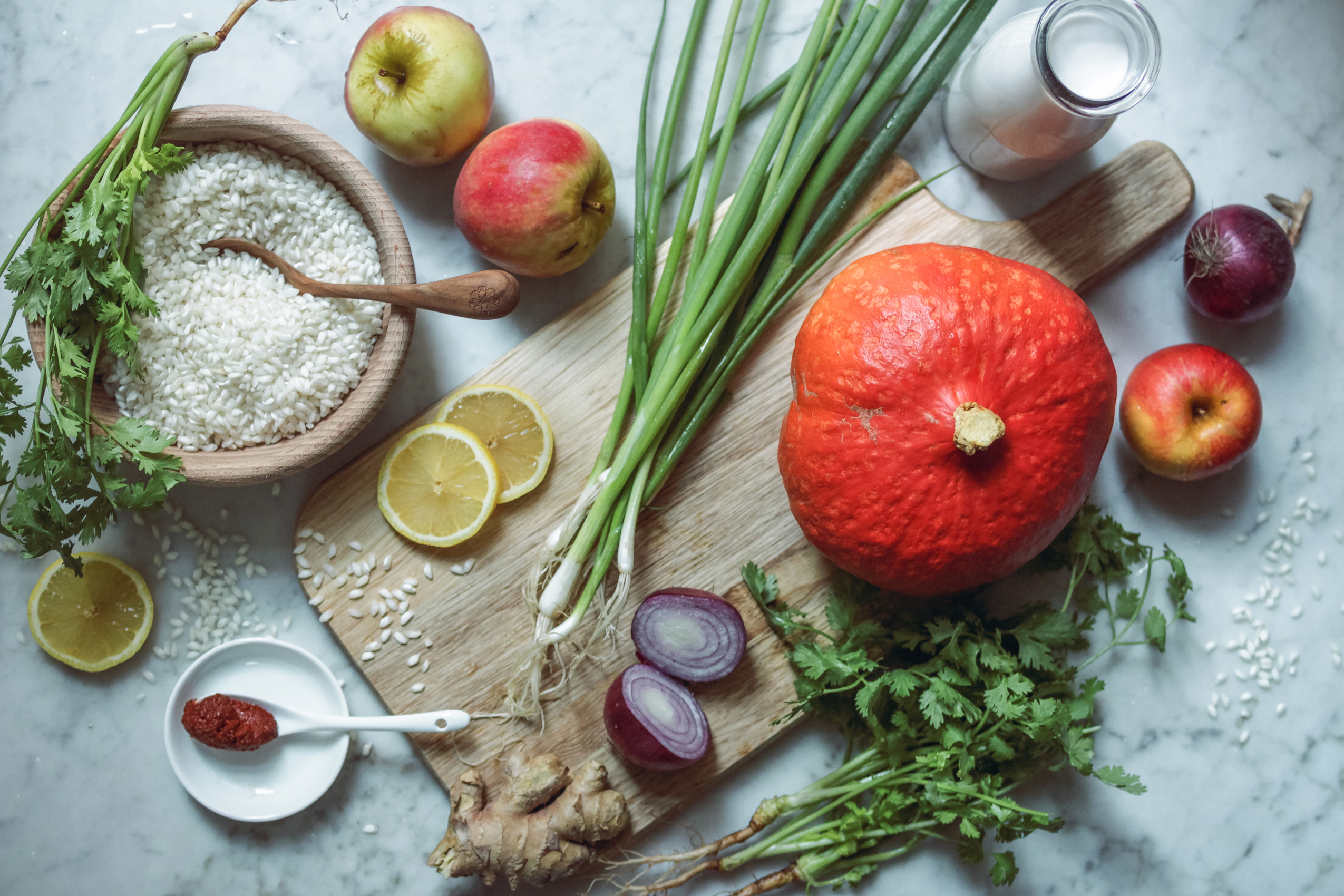 Zutaten für ein Risotto mit Kürbis und Kokosmilch