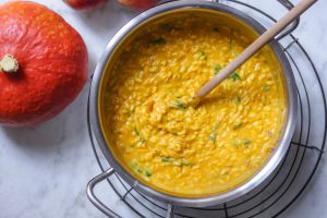Zubereitung des veganen Kürbis-Risottos in einem roßen Topf