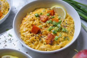 Veganes Kürbisrisotto mit Kokosmilch und Koriander