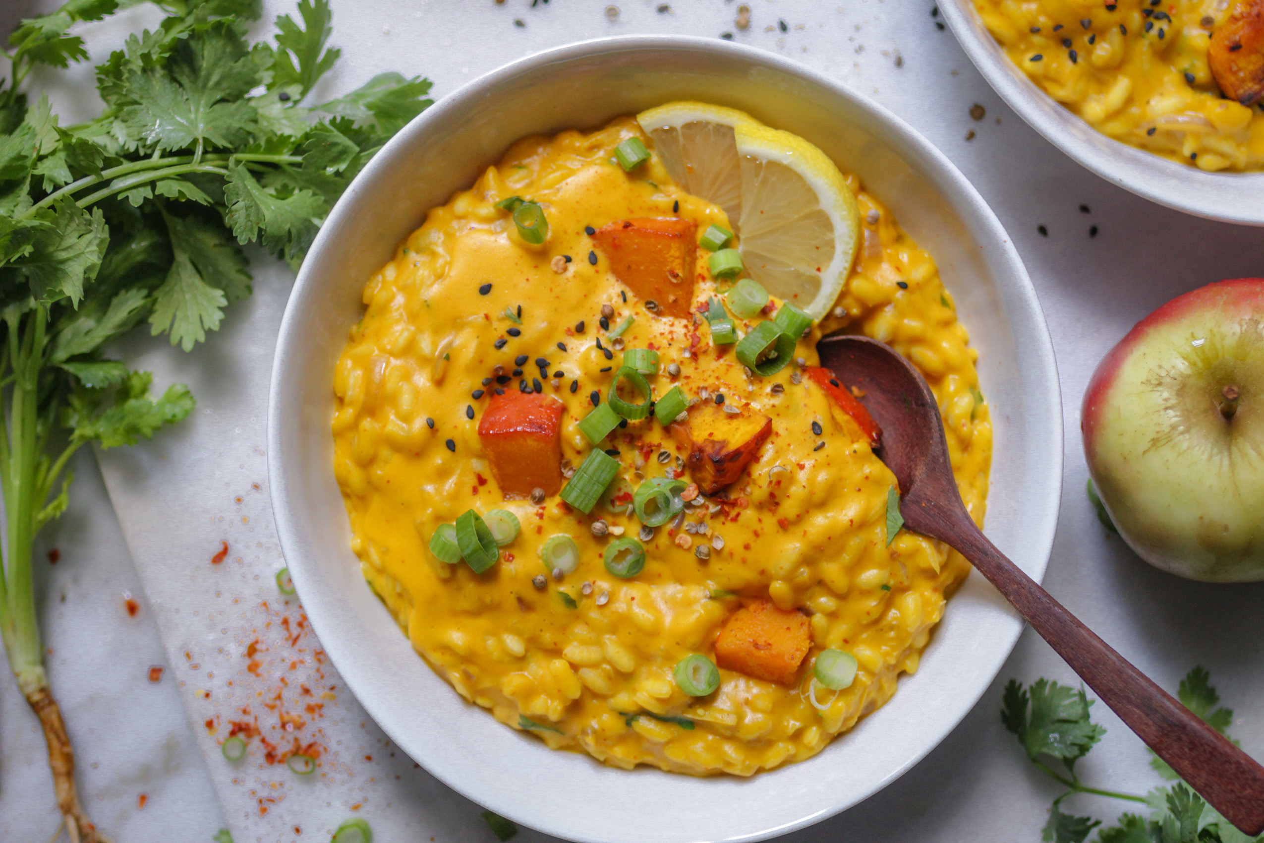 Veganes Kürbisrisotto mit Kokosmilch und Koriander
