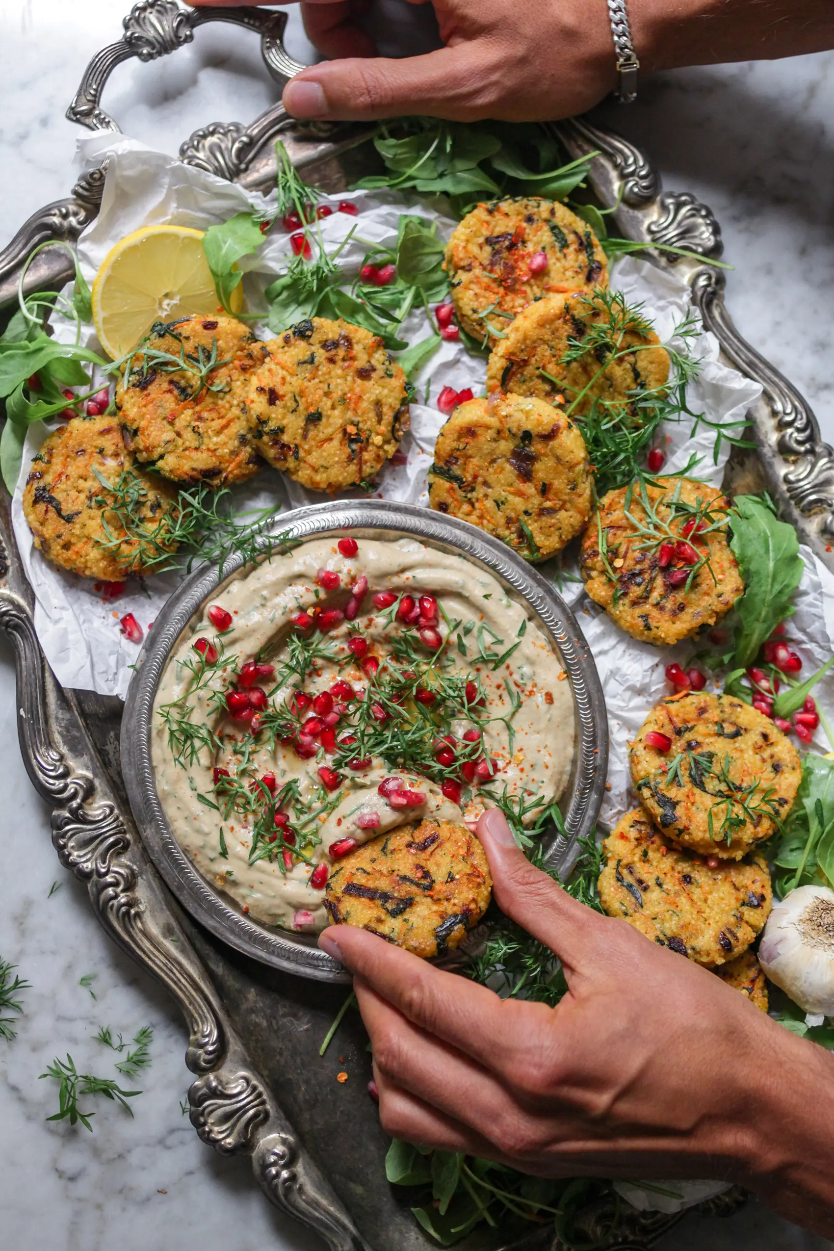 Hirse-Taler mit Baba Ganoush