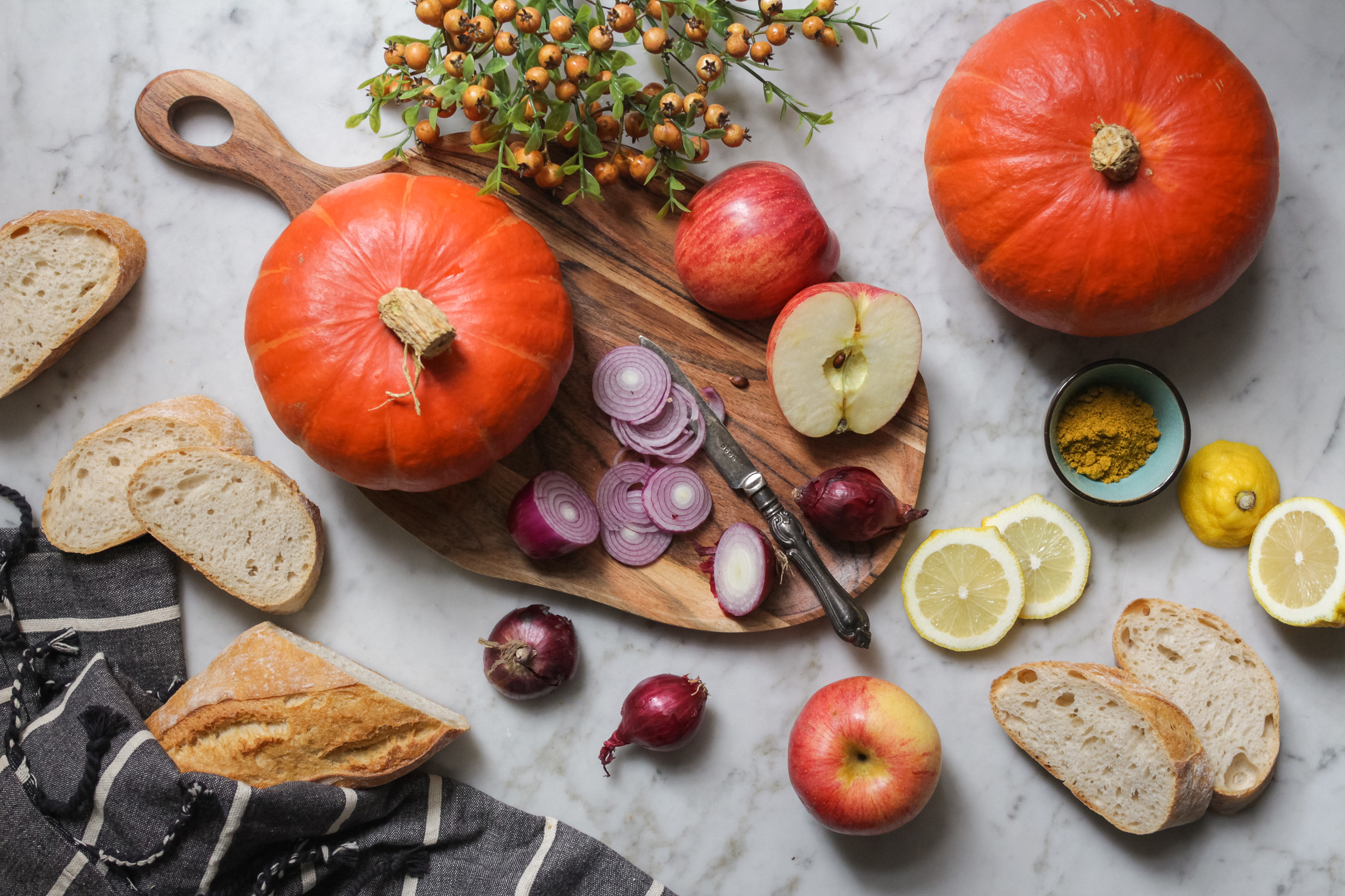 Zutaten für eine einfache Kürbis-Apfelsuppe. 100% pflanzlich und ohne Kokosmilch