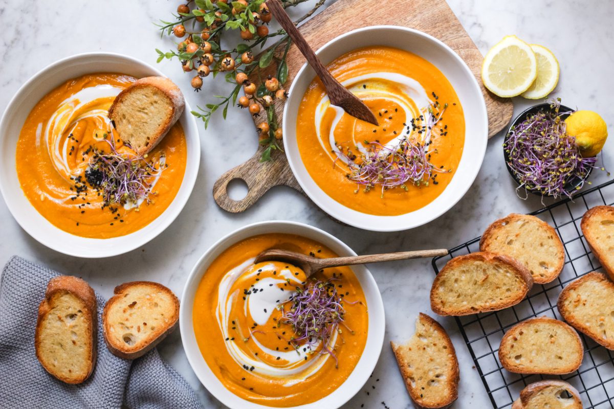Aromatische, vegane Kürbis-Apfel-Suppe aus dem Ofen. Schnelle, einfache Kürbissuppe ohne Kokosmilch