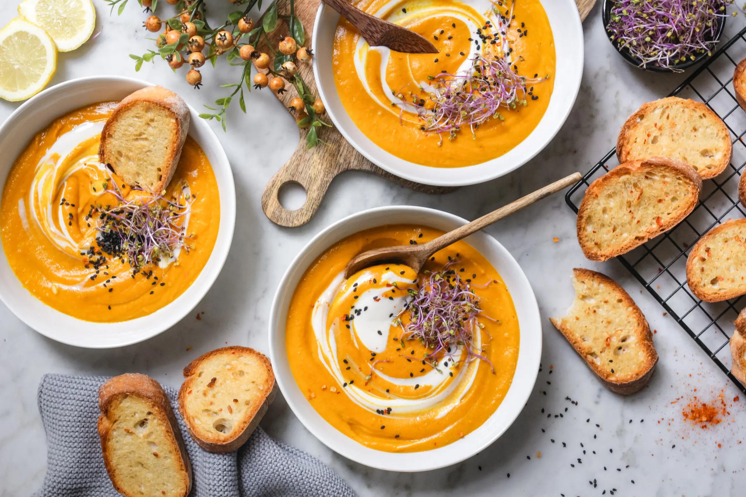 Aromatische, vegane Kürbis-Apfel-Suppe aus dem Ofen. Schnelle, einfache Kürbissuppe ohne Kokosmilch