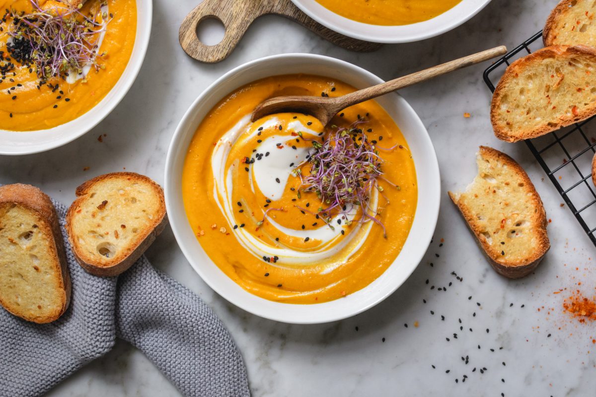 Aromatische, vegane Kürbis-Apfel-Suppe aus dem Ofen. Schnelle, einfache Kürbissuppe ohne Kokosmilch