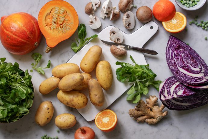 Vegan lunch bowl with Hasselback potatoes and two sauces - Elavegan