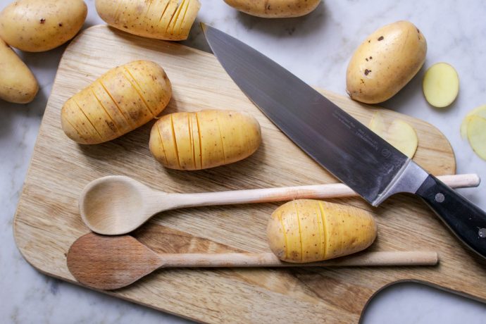 Vegan lunch bowl with Hasselback potatoes and two sauces - Elavegan