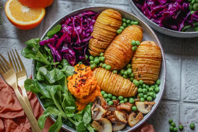 Vegan lunch bowl with Hasselback potatoes and two sauces - Elavegan