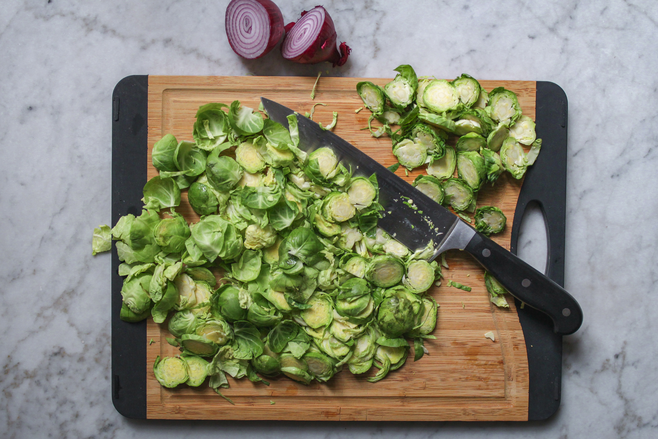 Rosenkohl waschen und fein aufschneiden. harte Strunkteile entfernen