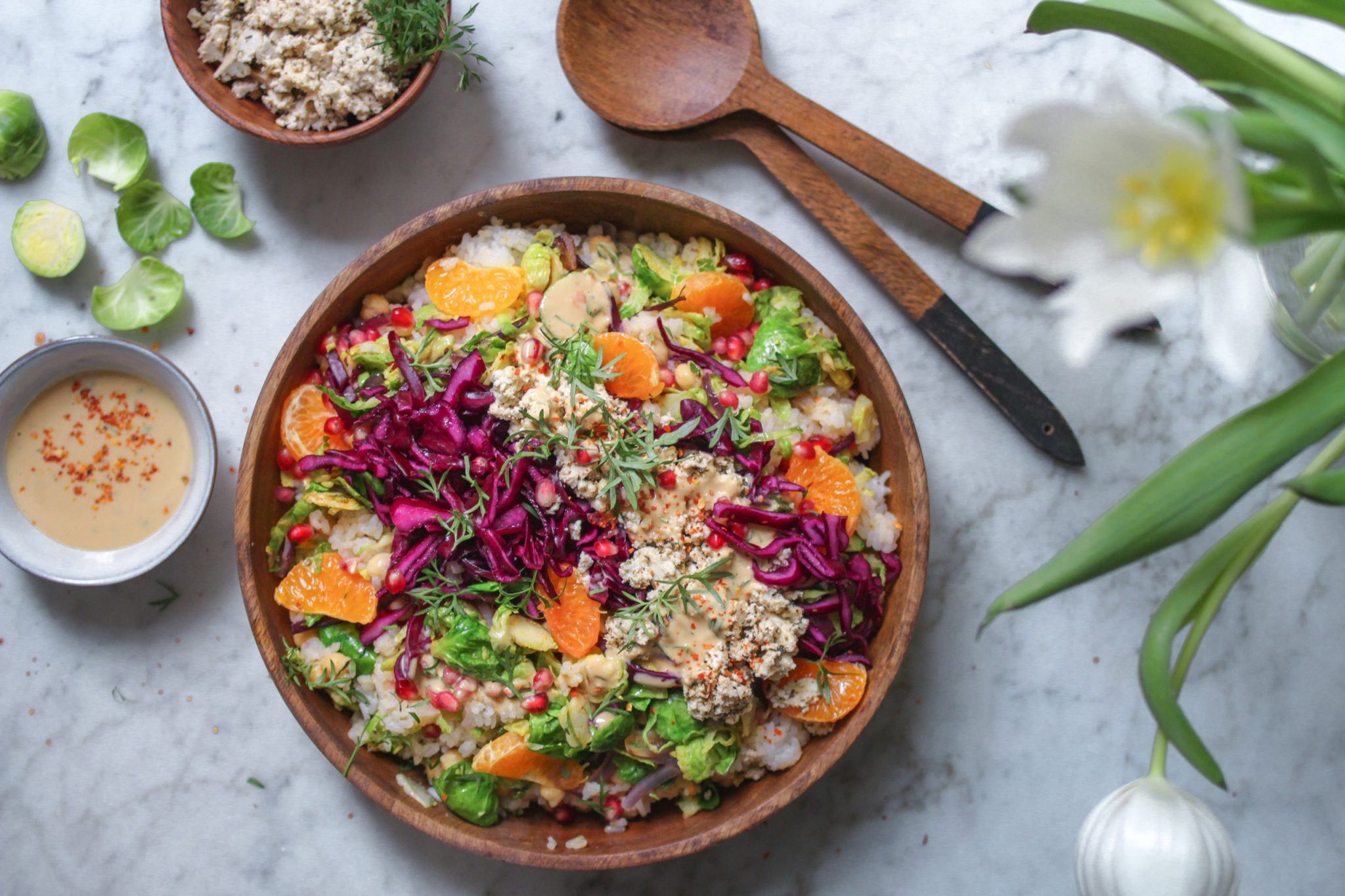 Warmer, bunter Rosenkohl-Reissalat mit Erdnussdressing • veggies | vegan
